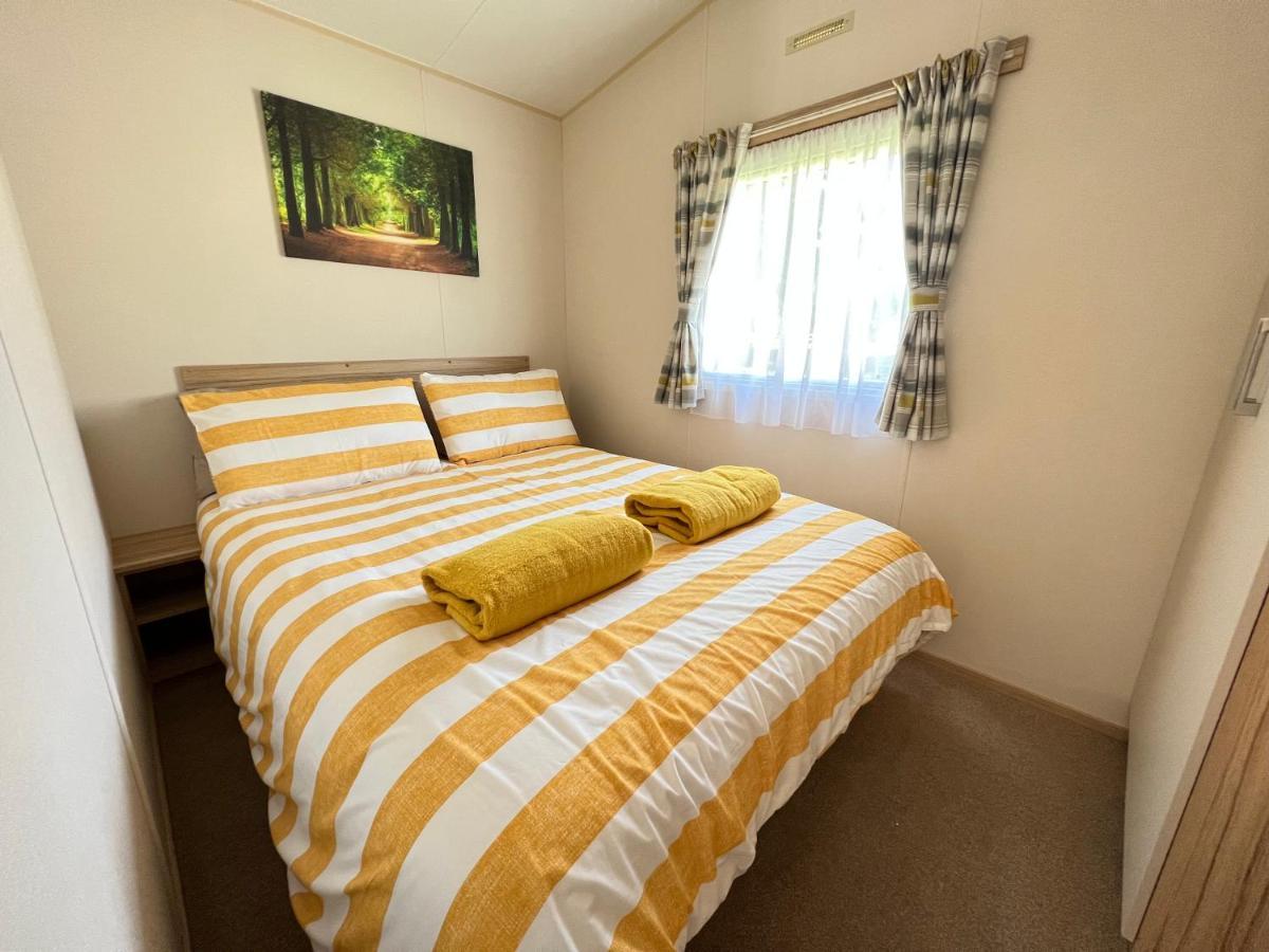 Mallard Corner, Cosy Cotswold Lakeview Lodge South Cerney Buitenkant foto