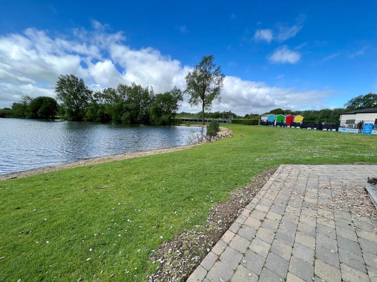 Mallard Corner, Cosy Cotswold Lakeview Lodge South Cerney Buitenkant foto