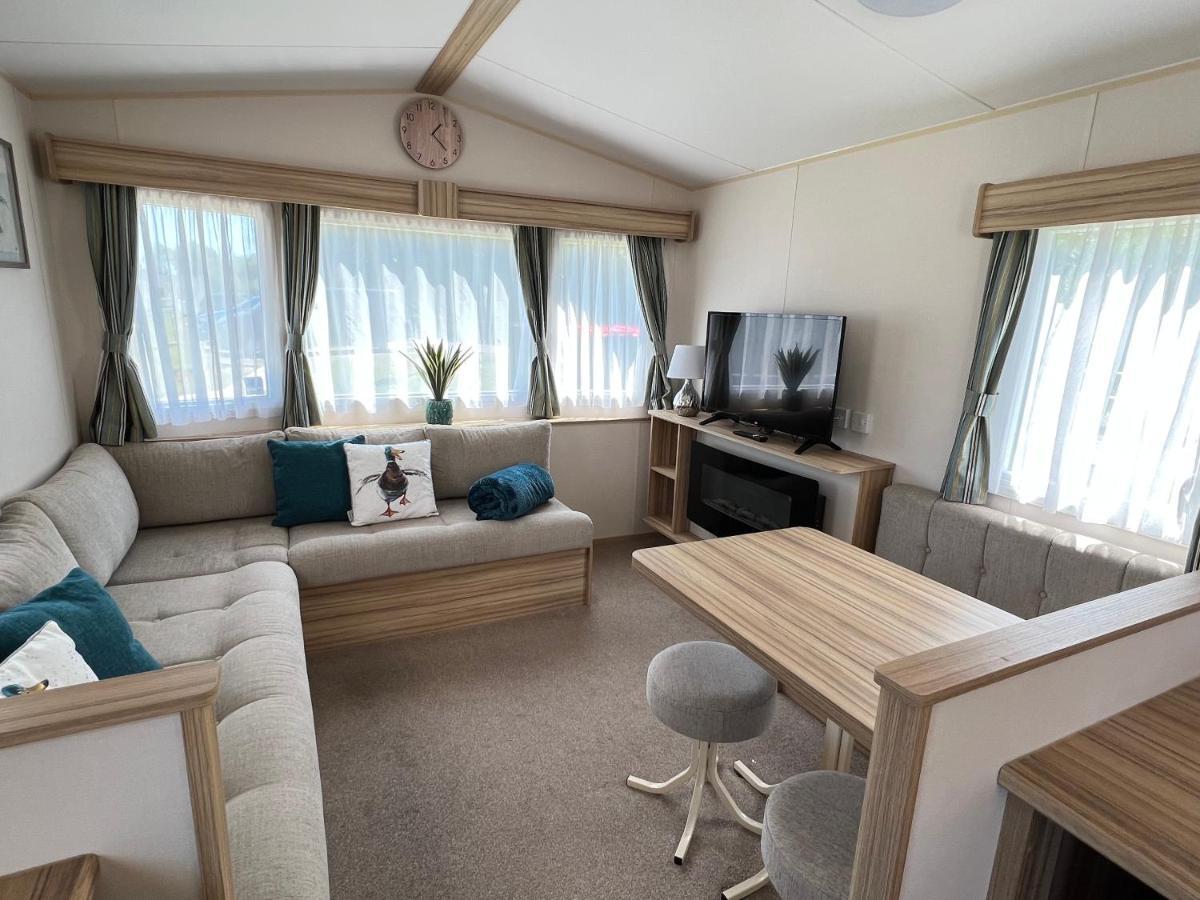 Mallard Corner, Cosy Cotswold Lakeview Lodge South Cerney Buitenkant foto