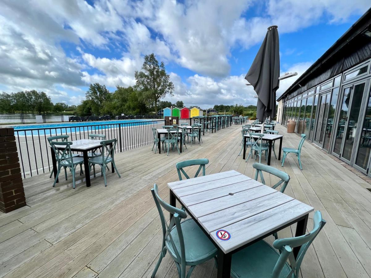 Mallard Corner, Cosy Cotswold Lakeview Lodge South Cerney Buitenkant foto