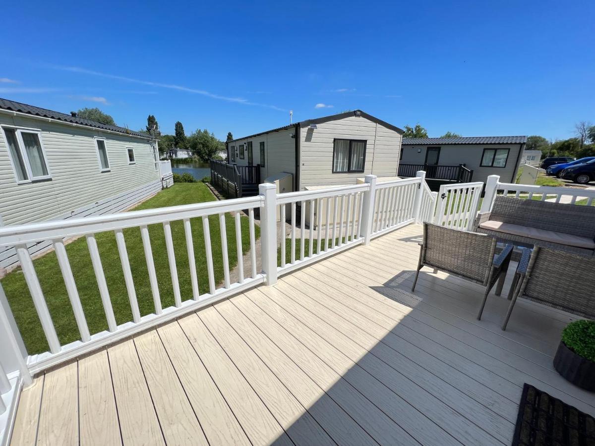 Mallard Corner, Cosy Cotswold Lakeview Lodge South Cerney Buitenkant foto