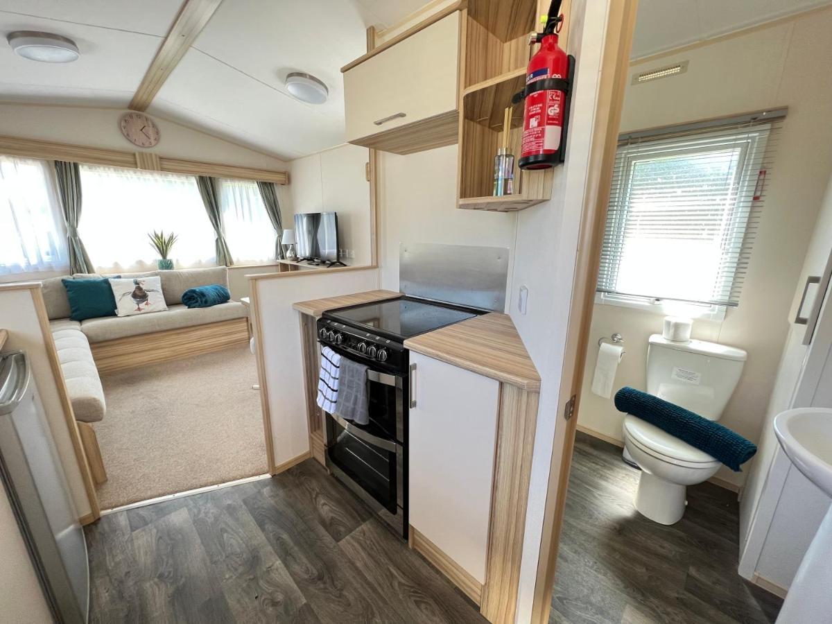 Mallard Corner, Cosy Cotswold Lakeview Lodge South Cerney Buitenkant foto