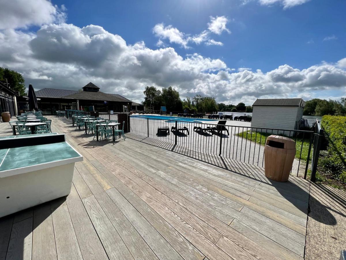 Mallard Corner, Cosy Cotswold Lakeview Lodge South Cerney Buitenkant foto