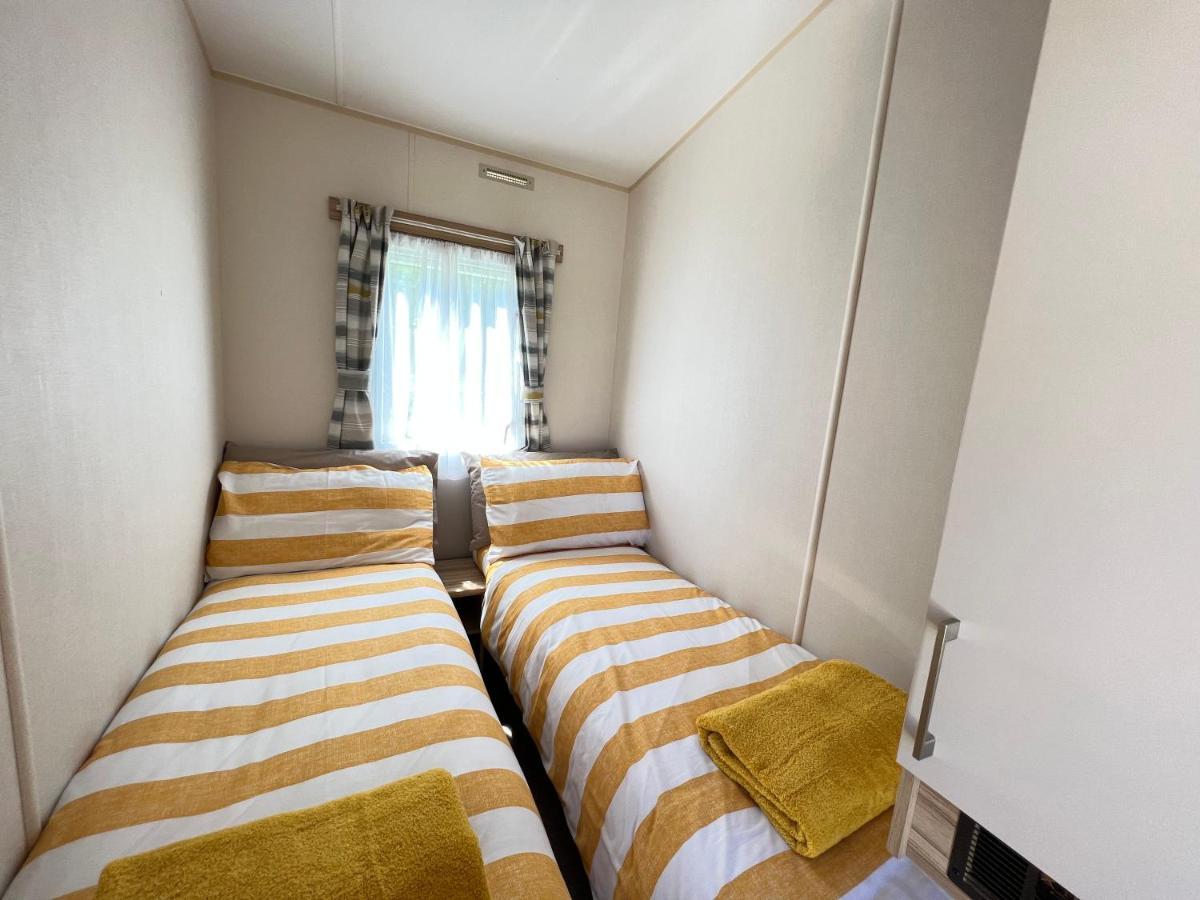 Mallard Corner, Cosy Cotswold Lakeview Lodge South Cerney Buitenkant foto