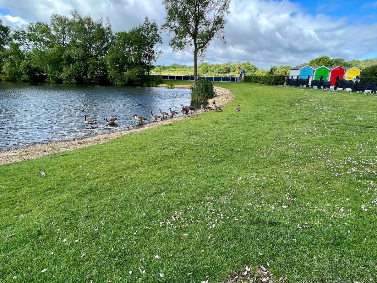 Mallard Corner, Cosy Cotswold Lakeview Lodge South Cerney Buitenkant foto