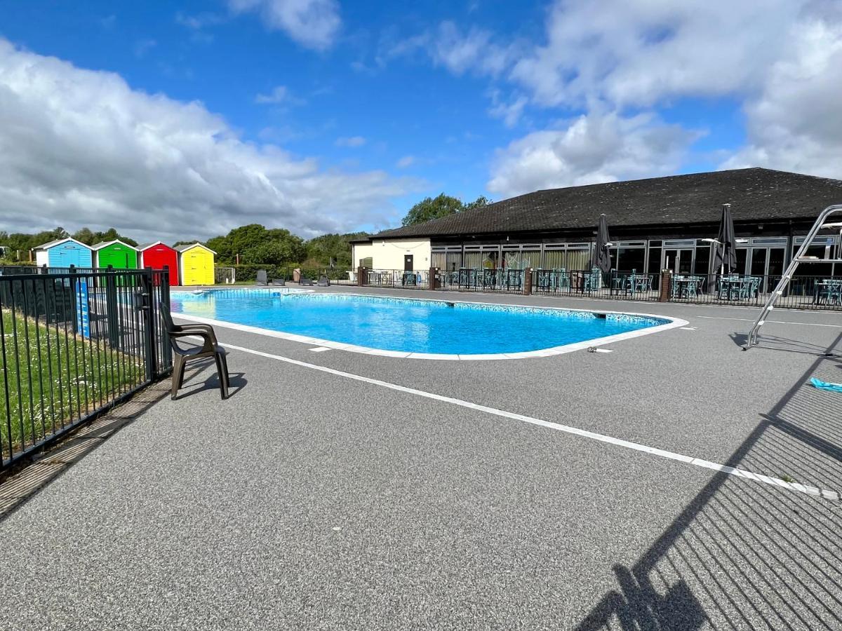 Mallard Corner, Cosy Cotswold Lakeview Lodge South Cerney Buitenkant foto